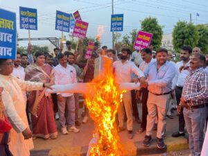 शिक्षा मंत्री के खिलाफ स्वराज सेवा दल का प्रदर्शन, रुड़की में फूंका पुतला