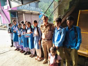 थल पुलिस ने स्कूलों में चलाया जागरूकता अभियान, साइबर अपराध, नशे और सड़क सुरक्षा पर किया जागरूक