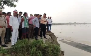 घाघरा नदी के कटान प्रभावित गोपालपुर टांडी पहुंचे डीएम, राहत और बचाव कार्य तेज करने के निर्देश