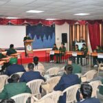 विज्ञान शिक्षक नहीं तो SP बने गुरुजी, छात्राओं को पढ़ाया ‘प्रकाश’ का पाठ