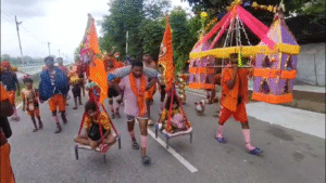 पुत्र प्राप्ति की मन्नत पूरी होने पर बेटियों को कांवड़ में बैठाकर जलाभिषेक करने निकला परिवार