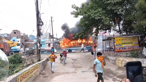 पटना सिटी में बस से कुचलकर युवक की मौत, गुस्साए लोगों ने बस फूंकी; सड़क जाम