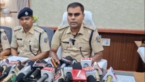 धनबाद पुलिस का बड़ा एक्शन, 7 अपराधी गिरफ्तार; कट्टा, जिंदा गोली और चोरी की बाइक बरामद