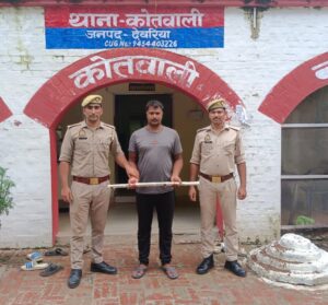 देवरिया में हत्या का फरार आरोपी गिरफ्तार, निशानदेही पर बांस की लाठी बरामद