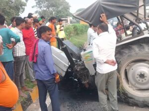 फतुहा में चीनी लदा ट्रक पलटा, सड़क पर बिखरी बोरियां; बड़ा हादसा टला