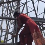 प्रेमी के शादी से इनकार पर मोबाइल टावर पर चढ़ी युवती, ढाई घंटे बाद सुरक्षित उतारी गई