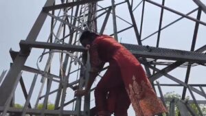 प्रेमी के शादी से इनकार पर मोबाइल टावर पर चढ़ी युवती, ढाई घंटे बाद सुरक्षित उतारी गई