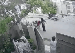 चोरी कर भाग रही महिला को ग्रामीणों ने पकड़ा, हाथ जोड़कर मांगती रही माफी