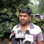 धनबाद में टोटो पर गिरा पेड़, चालक समेत दो लोग घायल