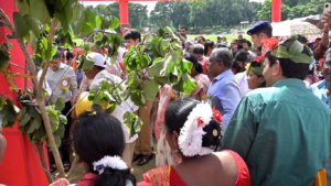 करम महोत्सव में डीसी अजय नाथ झा ने बजाया मांदर, झारखंडी संस्कृति और परंपरा के संरक्षण का दिया संदेश