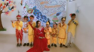 नन्हे कृष्ण-राधा के रूप में सजे बच्चों ने लूटी महफिल, अपर्णा पब्लिक स्कूल में जन्माष्टमी की धूम