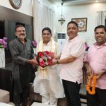 धनबाद परिसदन में जदयू कार्यकर्ताओं ने बिहार के परिवहन मंत्री दामोदर रावत का किया जोरदार स्वागत