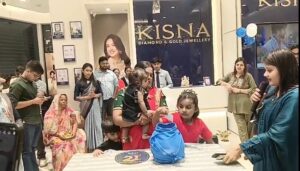 धनबाद में किसना ज्वैलरी का लकी ड्रॉ, ज्योति शर्मा ने जीती हीरो डेस्टिनी स्कूटी