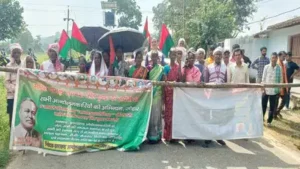 बोकारो में झारखंड आंदोलनकारियों ने किया चक्का जाम, स्थानीय नीति लागू करने की मांग