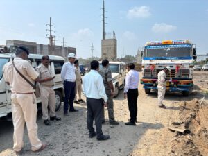राष्ट्रीय राजमार्ग पर अवैध पार्किंग के खिलाफ अभियान, 72 वाहनों से 3.90 लाख रुपये जुर्माना वसूला