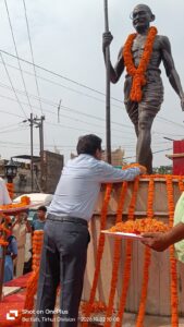 बेतिया में गांधी जयंती पर DM ने बापू की प्रतिमा पर किया माल्यार्पण, सत्य-अहिंसा और स्वच्छता का दिया संदेश