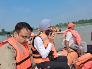 पश्चिम चंपारण में बाढ़ प्रभावित इलाकों का DM और SSP ने किया निरीक्षण, राहत कार्य तेज करने के निर्देश