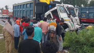 कैमूर में NH-19 पर भीषण सड़क हादसा, खड़ी ट्रेलर में दूसरे ट्रेलर ने मारी टक्कर; चालक गंभीर