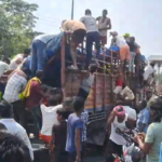 अररिया ब्रेकिंग   अररिया रानीगंज शराब लदा ट्रक दुर्घटनाग्रस्त, ड्राइवर-खलासी फरार; महिला बच्चे बुजुर्ग बोतलें लूटते दिखे ग्रामीण।  अररिया से अरुण कुमार कि एक रिपोर्ट   अररिया। रानीगंज थाना क्षेत्र के खरहट के समीप टोल टैक्स के पास शराब से लदा एक ट्रक दुर्घटनाग्रस्त हो गया। हादसे के बाद ट्रक का चालक और खलासी मौके से फरार हो गए। इसके बाद दुर्घटनास्थल पर ग्रामीणों की भीड़ जुट गई और ट्रक में लदी शराब की बोतलों को निकालकर ले जाने की होड़ मच गई।  घटना की तस्वीरें सामने आई हैं, जिनमें कई ग्रामीण दुर्घटनाग्रस्त ट्रक से शराब की बोतलें निकालकर ले जाते हुए स्पष्ट रूप से दिखाई दे रहे हैं। बताया जा रहा है कि ट्रक में बड़ी मात्रा में शराब लदी थी। हादसे के बाद चालक और खलासी के फरार होने के बाद मौके पर शराब की लूट शुरू हो गई।  घटना की सूचना मिलने के बाद पुलिस मामले की जांच म…
