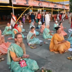 देवघाट में दिखा अद्भुत संगम, विदेशी श्रद्धालुओं ने साड़ी पहनकर किया पिंडदान