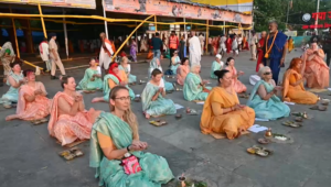 देवघाट में दिखा अद्भुत संगम, विदेशी श्रद्धालुओं ने साड़ी पहनकर किया पिंडदान