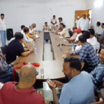 दुर्गा पूजा को लेकर धनबाद थाना में शांति समिति की समीक्षा बैठक, ट्रैफिक और सुरक्षा पर निर्देश