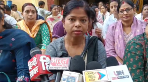 चंदौली में NHM संविदा कर्मियों की अनिश्चितकालीन हड़ताल जारी, नियमितीकरण और समान वेतन की मांग तेज