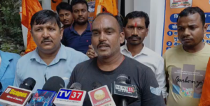 धनबाद में 108 एंबुलेंस कर्मियों का अनूठा प्रदर्शन, वेतन नहीं मिलने पर सिविल सर्जन कार्यालय के सामने किया भिक्षाटन