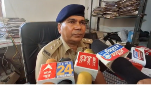 मोतिहारी में रियल एस्टेट कारोबारी के घर छापेमारी, 27 लाख कैश और हथियार बरामद; एक गिरफ्तार