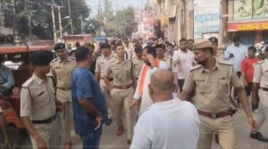 पश्चिम चंपारण: शिवनाहां गांव में निकला विशाल अजगर, वनकर्मियों ने रेस्क्यू कर जंगल में छोड़ा