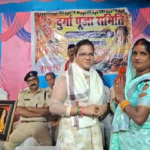 बगहा में विजयादशमी पर गोडिया पट्टी दुर्गा पूजा समिति ने अधिकारियों को अंगवस्त्र देकर किया सम्मानित
