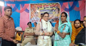 बगहा में विजयादशमी पर गोडिया पट्टी दुर्गा पूजा समिति ने अधिकारियों को अंगवस्त्र देकर किया सम्मानित