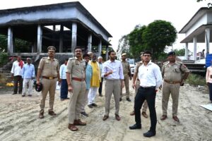 देवरिया में दुर्गा पूजा और दशहरे को लेकर प्रशासन अलर्ट, DM-SP ने विसर्जन स्थल और पूजा पंडालों का किया निरीक्षण