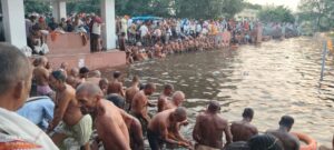 पितृ विसर्जनी अमावस्या पर सरयू घाट पर उमड़ी श्रद्धालुओं की भीड़, तर्पण और पिंडदान कर पितरों को दी विदाई