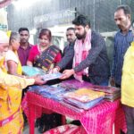 दुर्गा पूजा पर मानवता की मिसाल, बरमसिया शनि मंदिर में जरूरतमंदों के बीच वस्त्र और खाद्य सामग्री का वितरण