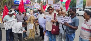SIR में गड़बड़ी और दिल्ली में पुलिस कार्रवाई के विरोध में धनबाद में अमित शाह का पुतला दहन