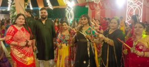 धनबाद के इवेंट जंक्शन में डांडिया नाइट की धूम, रंग-बिरंगे परिधानों में झूमे लोग