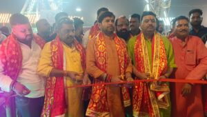 धनबाद में पहली बार बना ‘2 इन 1’ दुर्गा पूजा पंडाल, बाहर आदिवासी कबीला तो अंदर दिखेगी गुपचुप की दुनिया