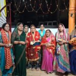 वास्तु विहार कॉलोनी के शक्ति मंदिर में सिंदूर खेला के साथ मां सिद्धिदात्री की विदाई   धनबाद : धनबाद के सरायढेला  कोला कुसमा स्थित वास्तु विहार कॉलोनी के शक्ति मंदिर में वर्ष 2026 के नवरात्र पर दशमी को मां के मंदिर में महिलाओं ने सिंदूर खेला में मां दुर्गा के साथ-साथ एक दूसरे को सिंदूर लगाने की परंपरा का निर्वहन विदाई स्वरूप किया। जबकि दशमी की भंडारा में काफी संख्या में श्रद्धालुओं ने प्रसाद का आनंद लिया। ज्ञात हो कि कोला कुसमा वास्तु विहार कॉलोनी में पिछले कई वर्षों से इस दुर्गा मंदिर में इस परंपरा का निर्वहन होता आ रहा है। जो कि इस कॉलोनी की नवरात्र महोत्सव पर आकर्षण का एक मुख्य केंद्र रहता है।