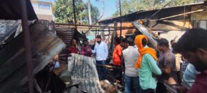 सिंदरी के शहरपुरा बाजार में भीषण आग, तीन दुकानें जलकर राख; दिलीप सिंह ने पहुंचकर जाना हाल