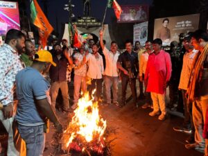 प्रधानमंत्री मोदी के दिवंगत पिता पर कथित अमर्यादित टिप्पणी के विरोध में खड़गे का पुतला दहन, धनबाद में भाजपा का प्रदर्शन