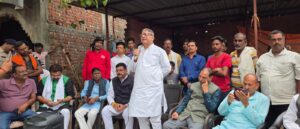 बारामुड़ी खटाल पहुंचे कांग्रेस के दर्जनों नेता, अजय कुमार दुबे बोले—किसी भी कीमत पर नहीं उजड़ने देंगे गरीबों का आशियाना