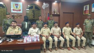 गुमला में हथियारों के जखीरे का खुलासा, AK-56 और कारबाइन समेत 36 कारतूस बरामद, एक गिरफ्तार
