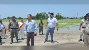 डीएम ने जमुहारी पंचायत भवन में लगे सहयोग शिविर का किया निरीक्षण